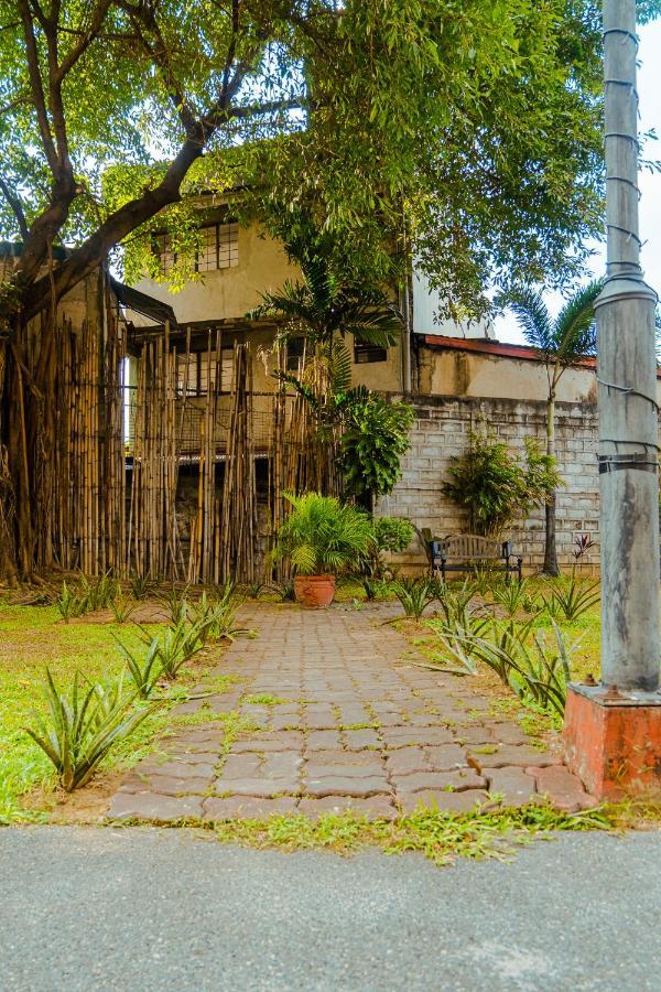Yong'S Place At Isabelle De Valenzuela Manila Exteriör bild